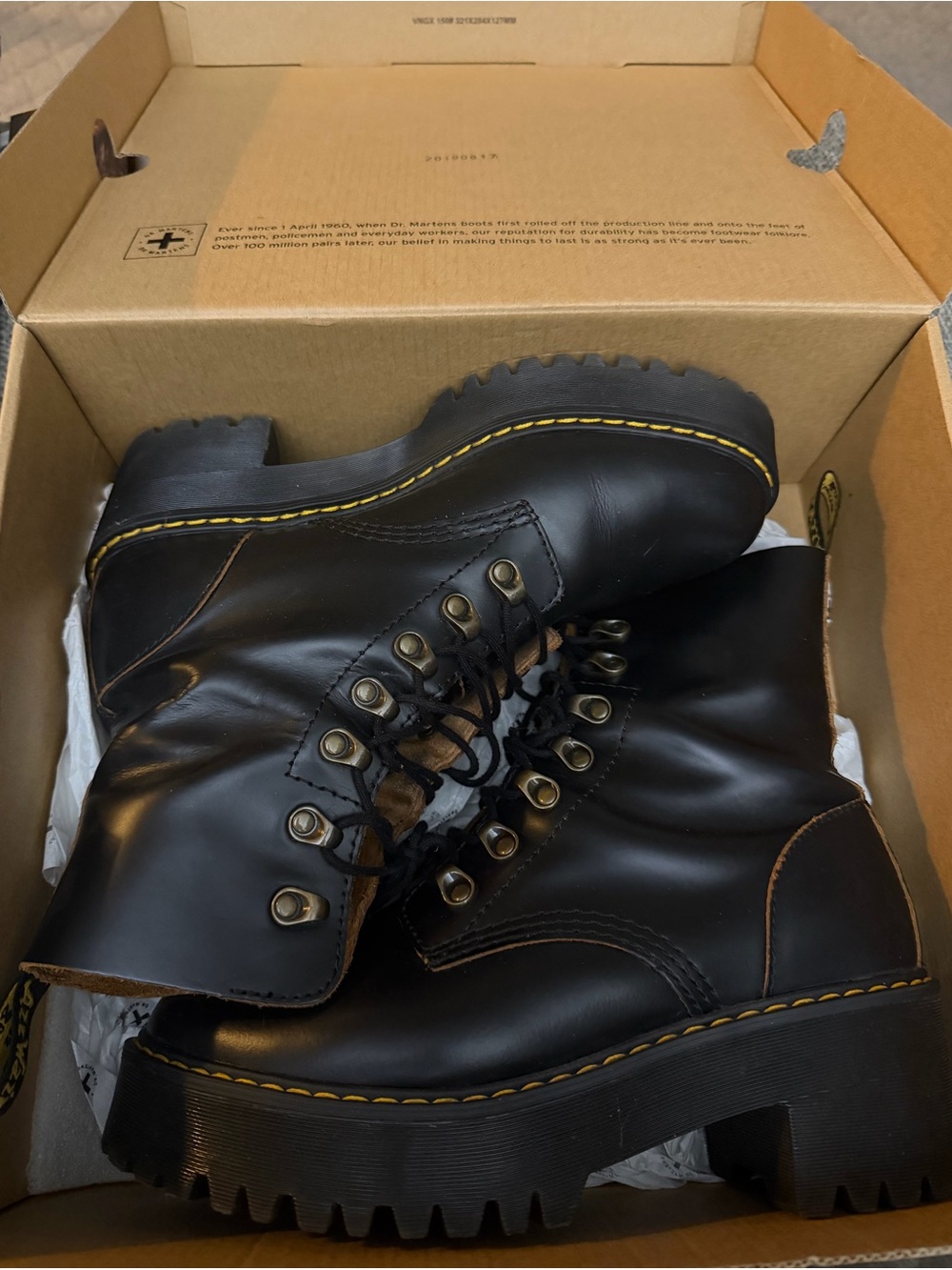 Dr. Martens Leona - Picture 2 of 6